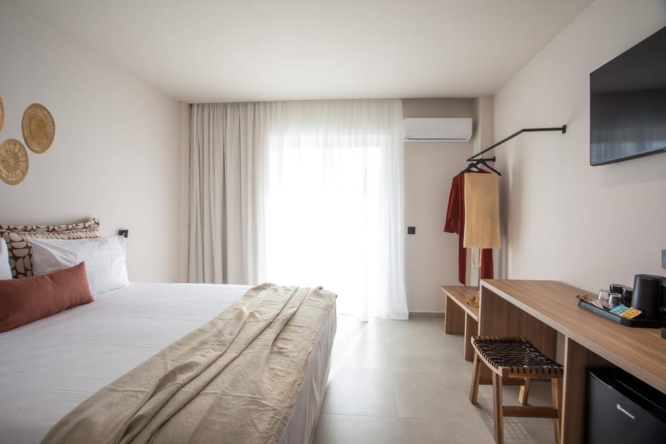 Bed, TV and multimedia, Photo of the whole room, Bedroom, air conditioner