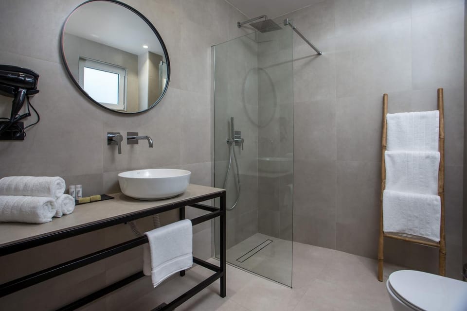 Shower, Toilet, Bathroom, towels