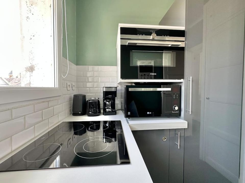 Coffee/tea facilities, Kitchen or kitchenette, microwave, oven, stove, toaster