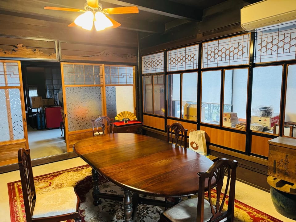 Seating area, Dining area