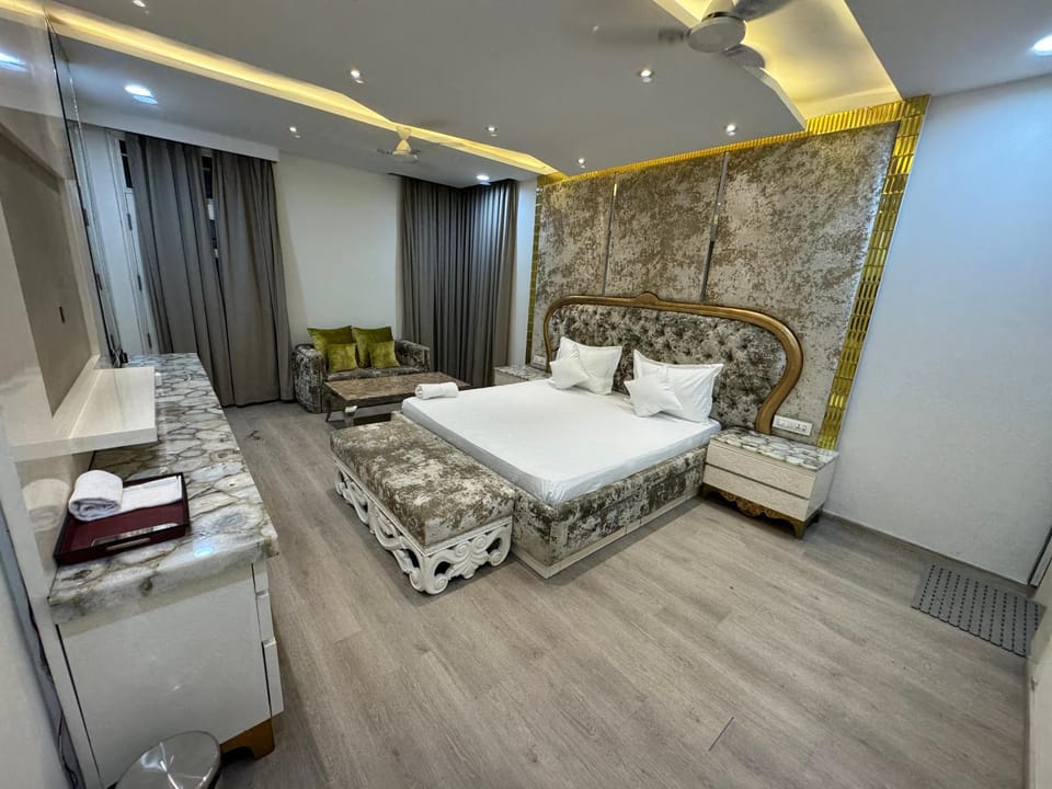 Photo of the whole room, Bedroom