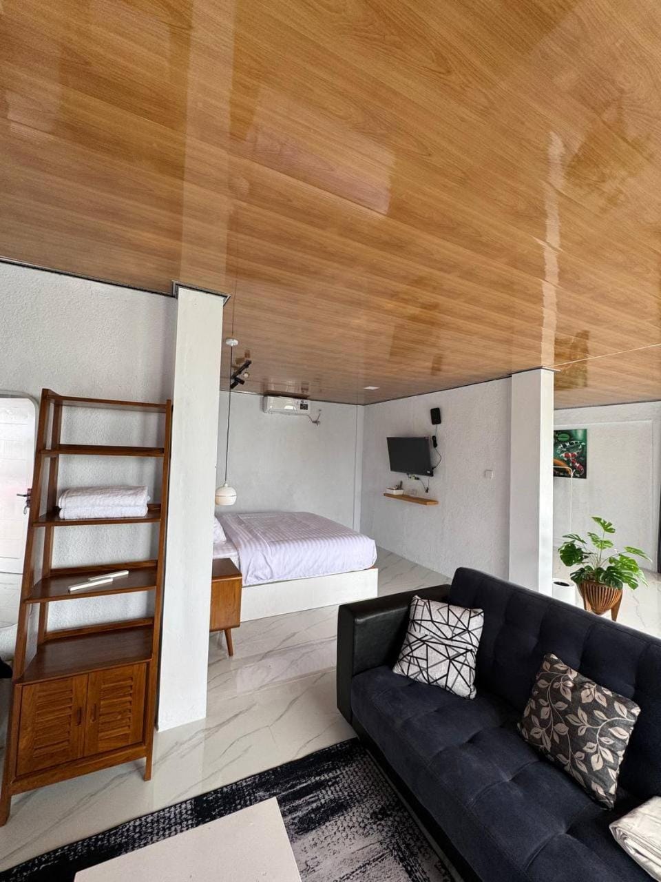 Communal lounge/ TV room, Bed, TV and multimedia, Living room, Photo of the whole room, Seating area, Evening entertainment, Bedroom