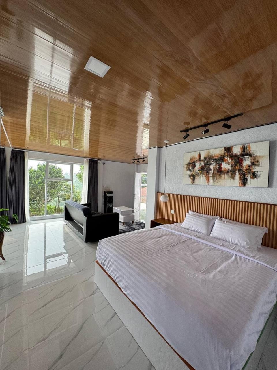 Bed, TV and multimedia, Living room, Photo of the whole room, Seating area, Bedroom