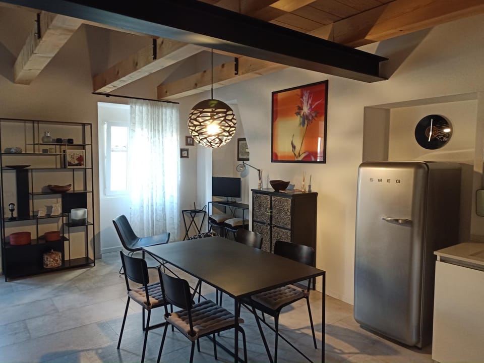 Kitchen or kitchenette, Dining area, minibar, oven