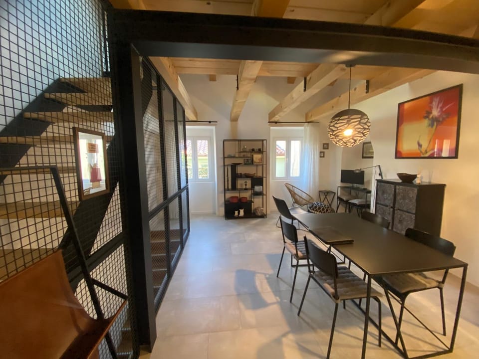 TV and multimedia, Kitchen or kitchenette, Living room, Seating area, Dining area