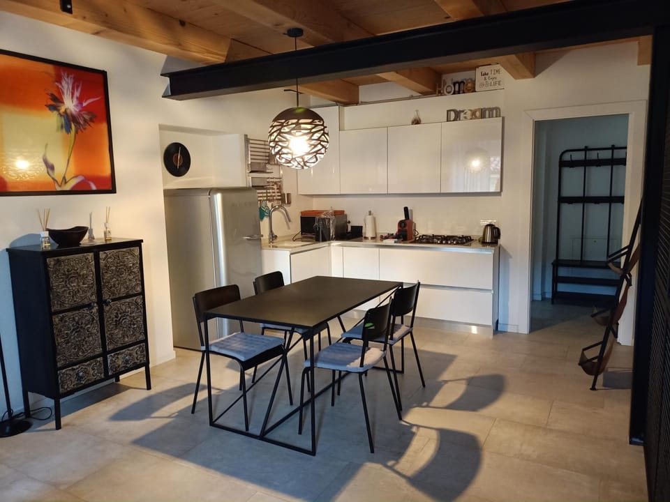 Kitchen or kitchenette, Dining area, stove