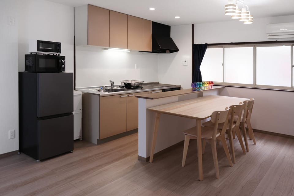Kitchen or kitchenette, Dining area, microwave