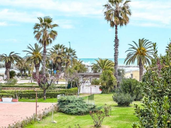 Garden view, Sea view