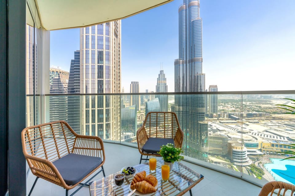 Luxury 4BR Full Burj khalifa & Fountain View, 1Gbps, PS5 Apartment in Dubai