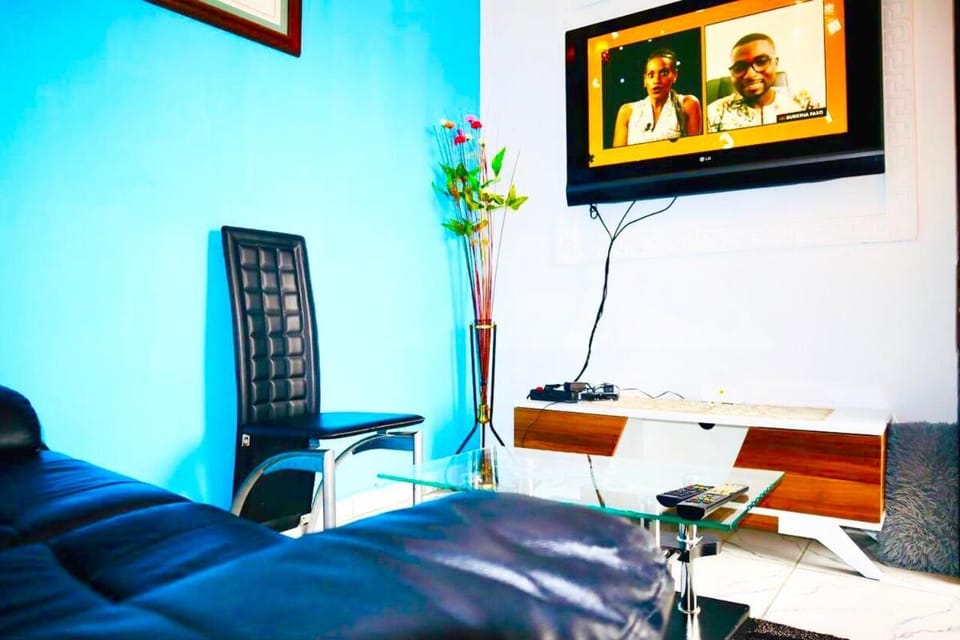 Studio A4 Fustel City Bonamoussadi Santa Lucia,Wifi, chaînes TV, gardien Apartment in Douala
