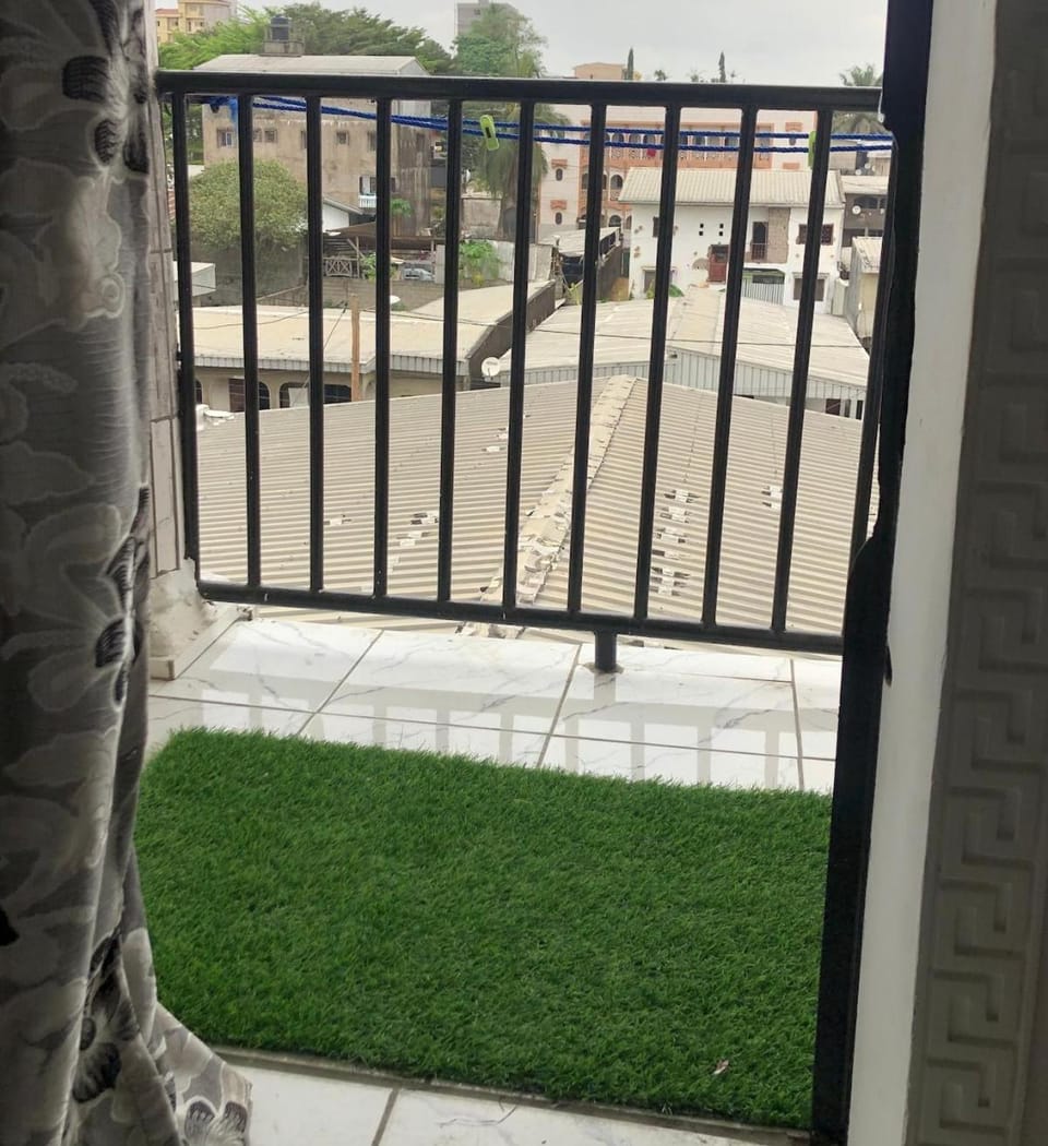 Studio A4 Fustel City Bonamoussadi Santa Lucia,Wifi, chaînes TV, gardien Apartment in Douala
