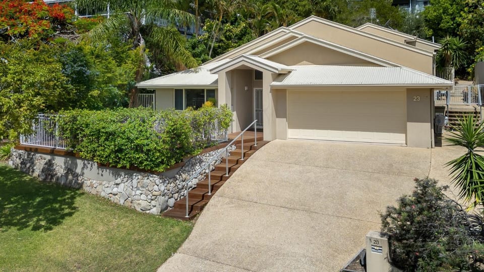 Spacious 4-Bed Family Retreat with Pool Near Beach House in Coolum Beach