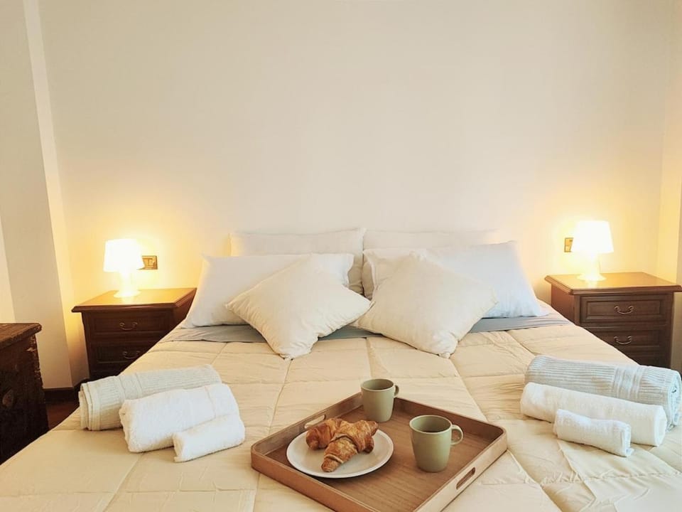 Bed, Bedroom, towels