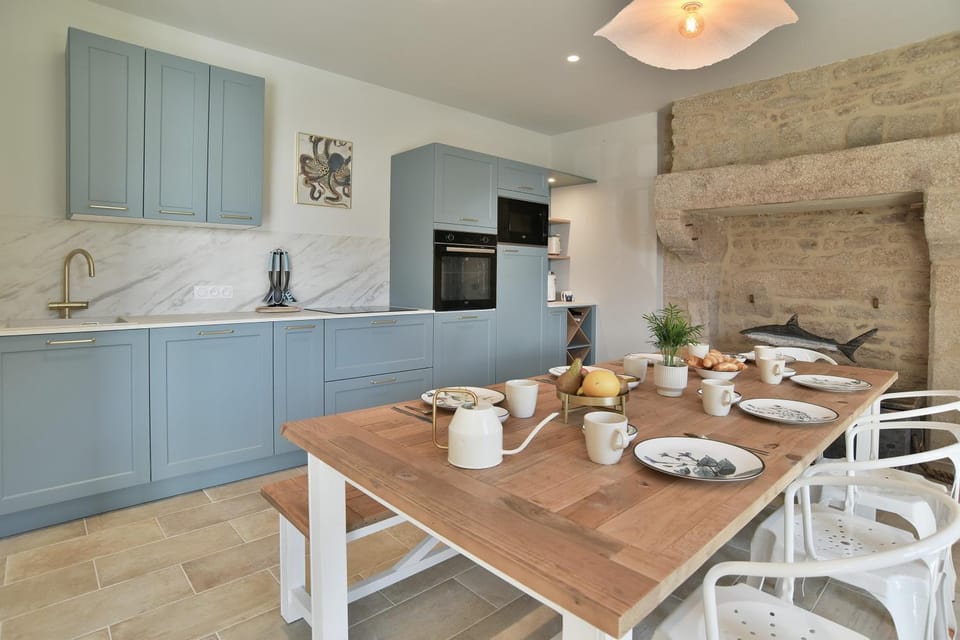Kitchen or kitchenette, Dining area, stove