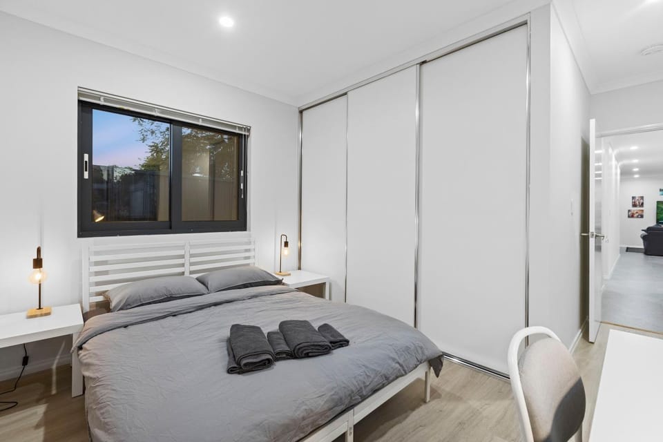 Photo of the whole room, Bedroom, wardrobe