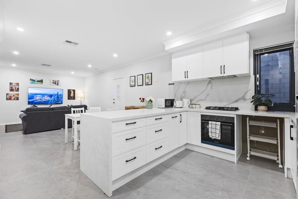 TV and multimedia, Kitchen or kitchenette, oven, stove