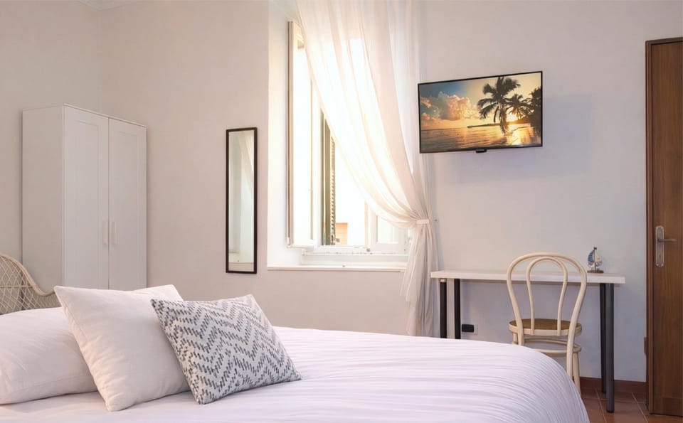 Bed, TV and multimedia, Bedroom, fireplace, wardrobe