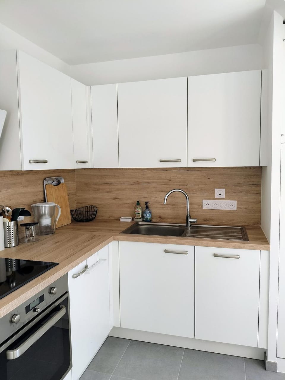 Kitchen or kitchenette, dishwasher, stove