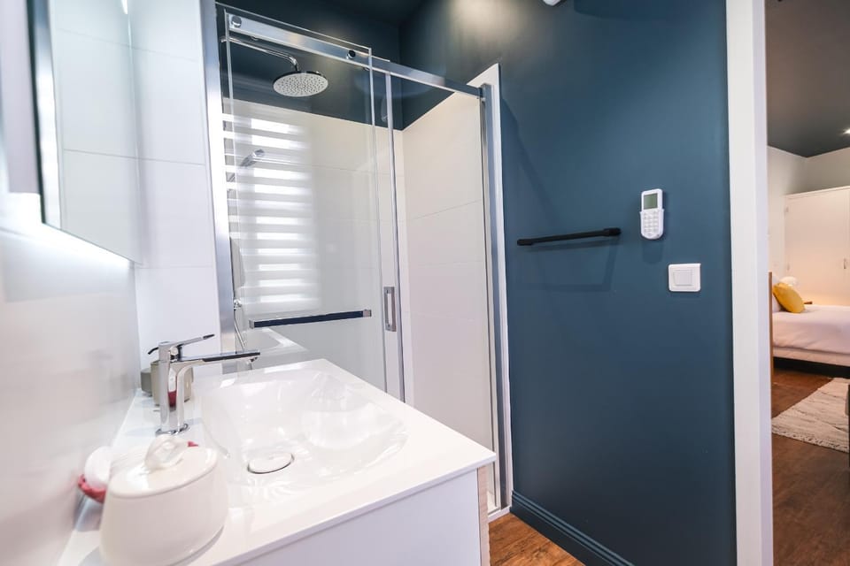 Shower, Bathroom, towels