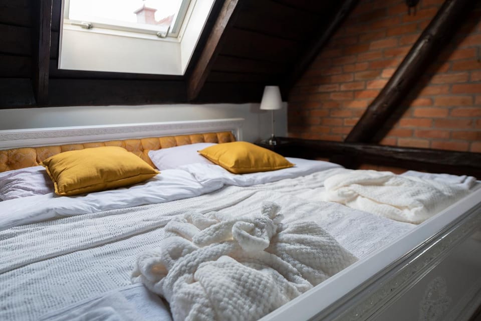 Bed, Photo of the whole room, Bedroom, towels