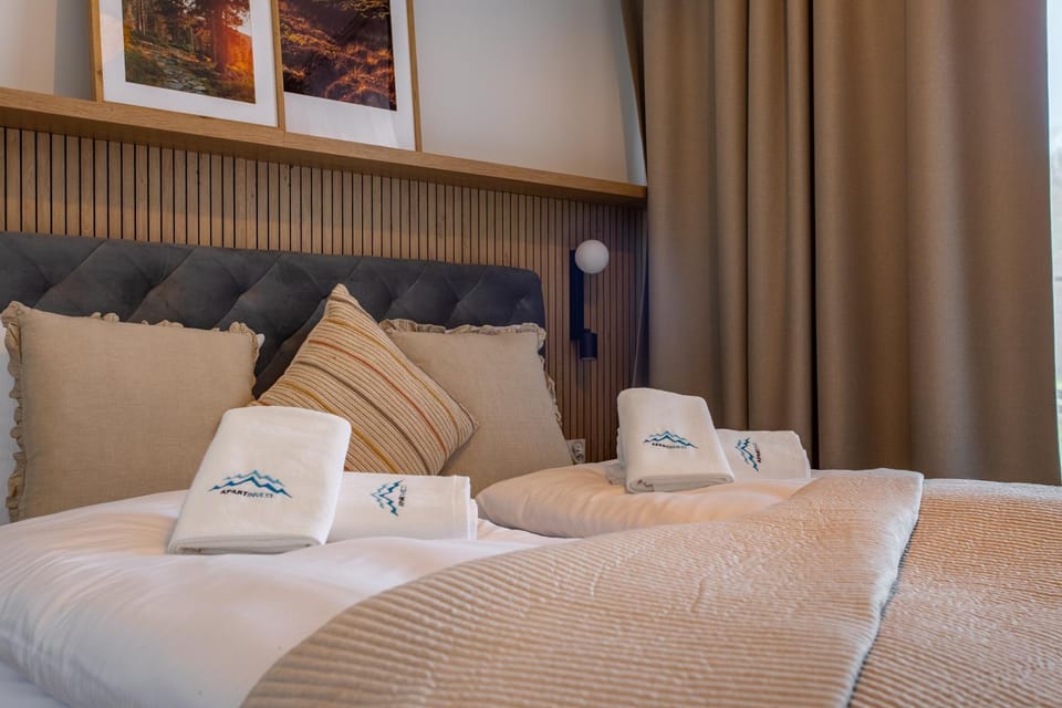 Bed, Bedroom, towels