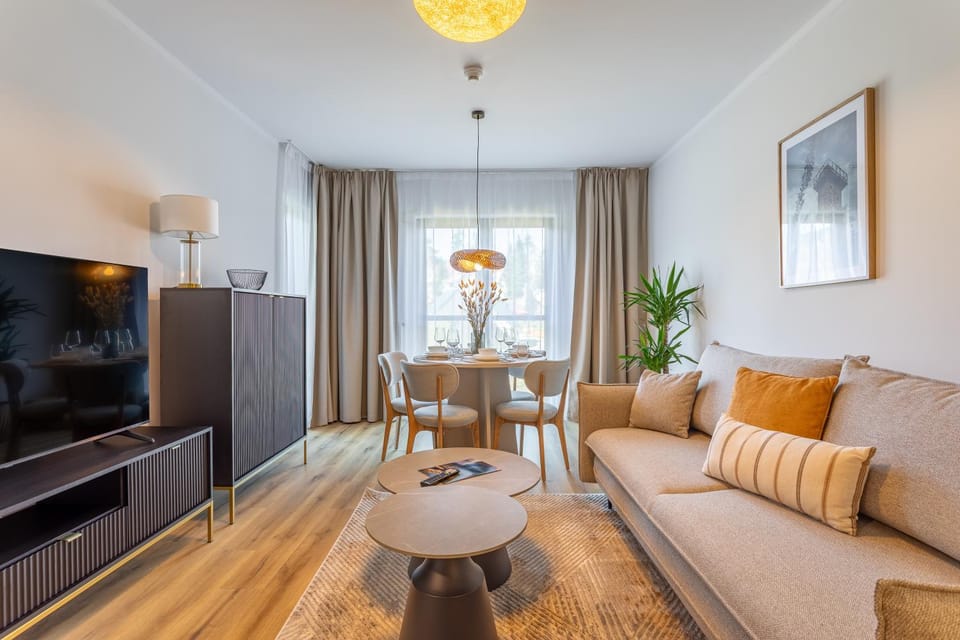 TV and multimedia, Living room, Seating area, Evening entertainment