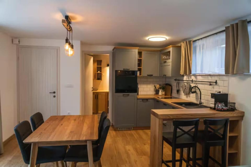 Kitchen or kitchenette, Dining area
