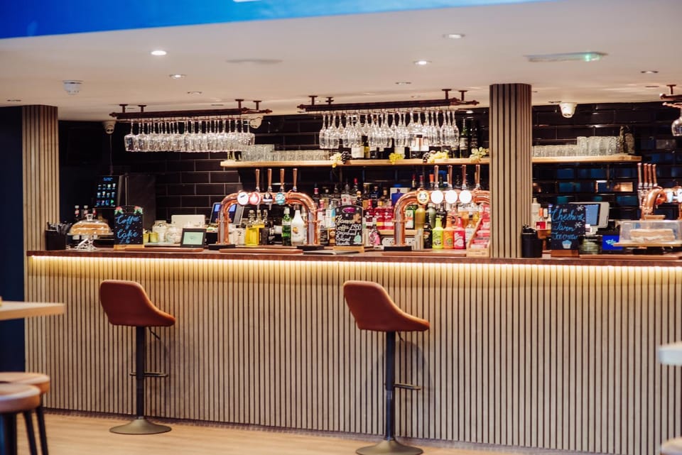 Restaurant/places to eat, Lounge or bar