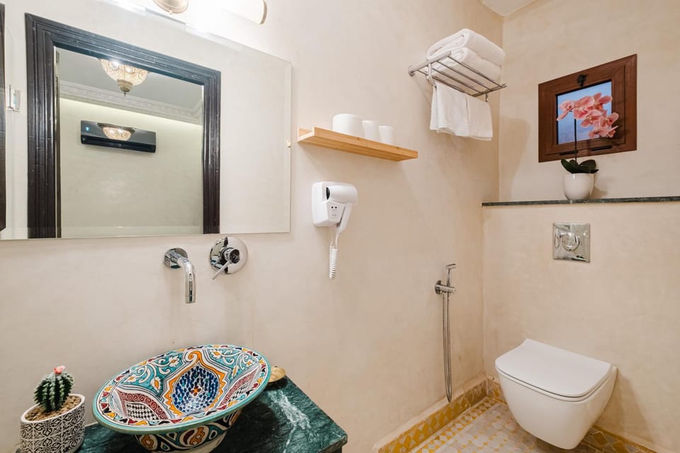 Shower, Toilet, towels