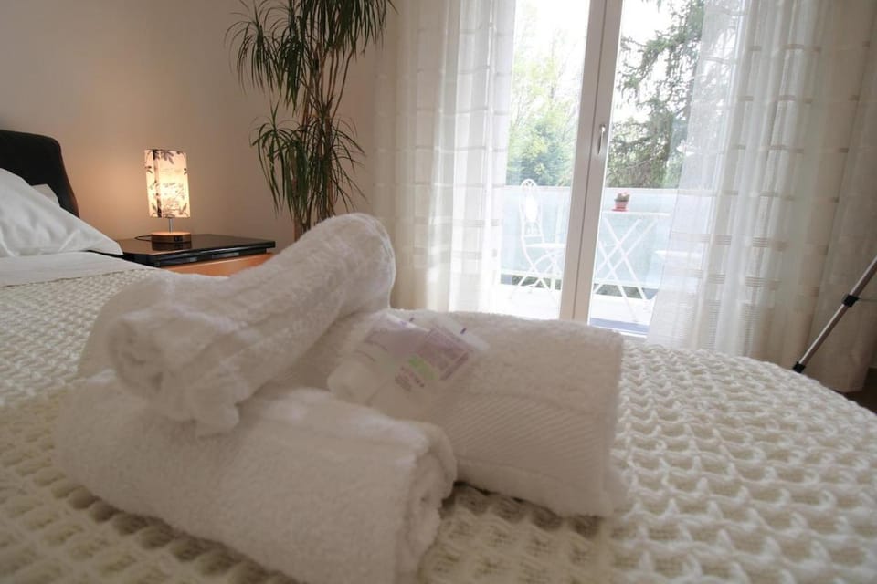 Bedroom, towels