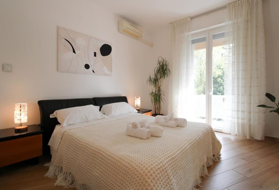 Bed, Bedroom, air conditioner