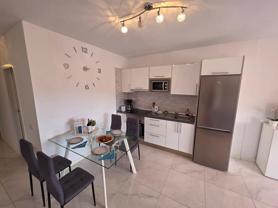 Dining area, kitchen