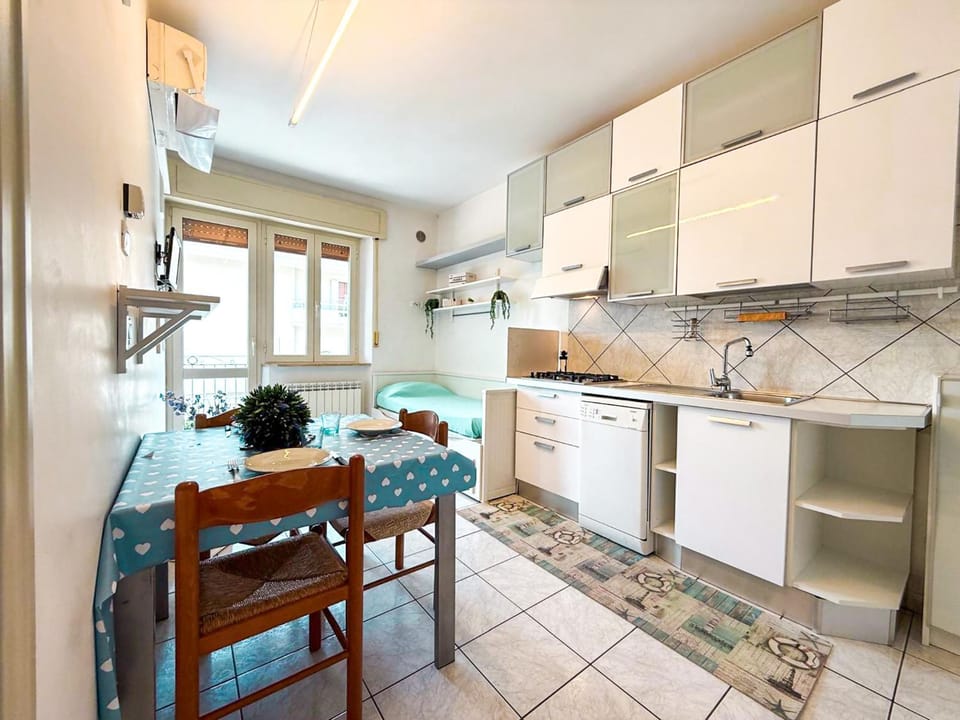 Kitchen or kitchenette, Dining area, dishwasher, stove