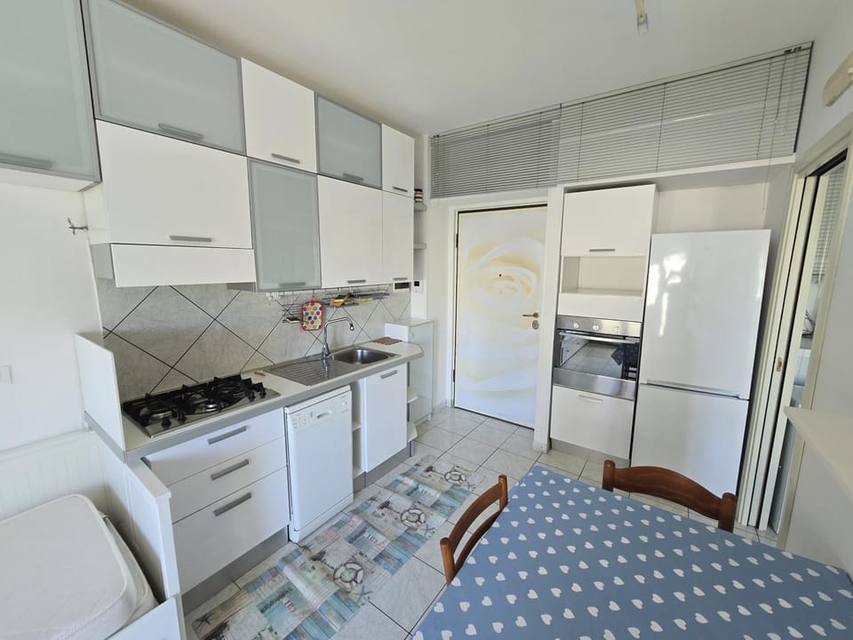 Kitchen or kitchenette, Dining area, oven