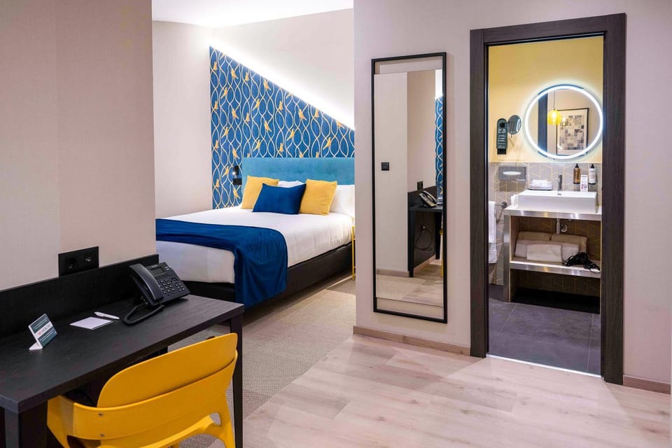 Seating area, Bedroom