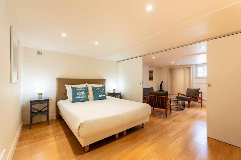 Photo of the whole room, Bedroom