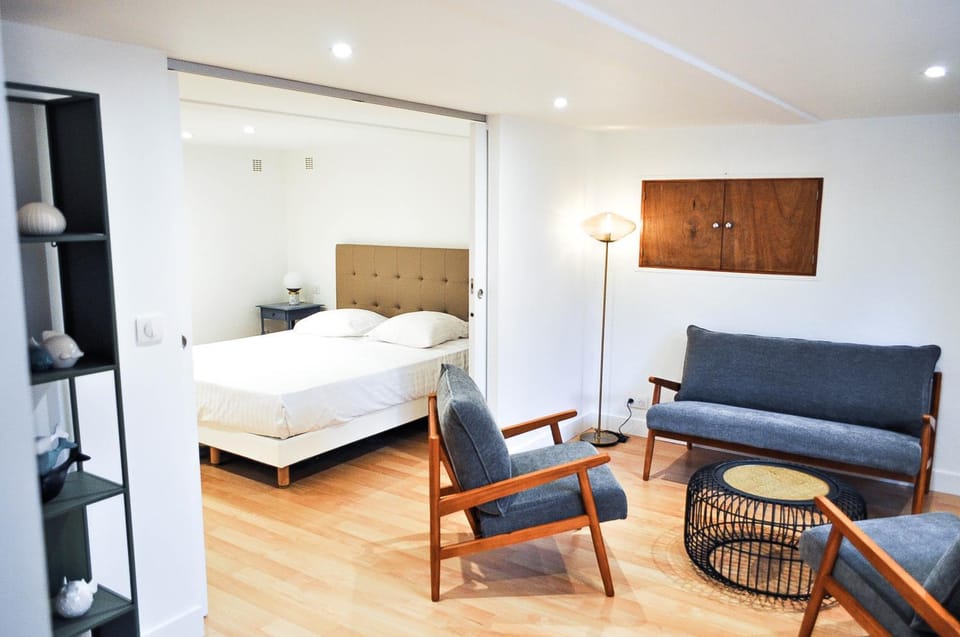 Bed, Living room, Photo of the whole room, Seating area, Bedroom