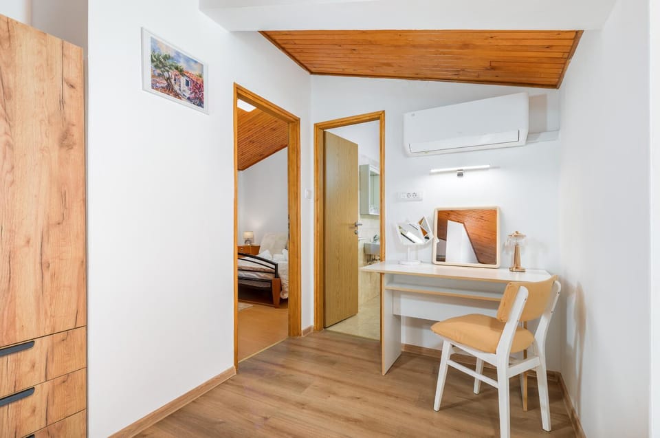 Photo of the whole room, air conditioner
