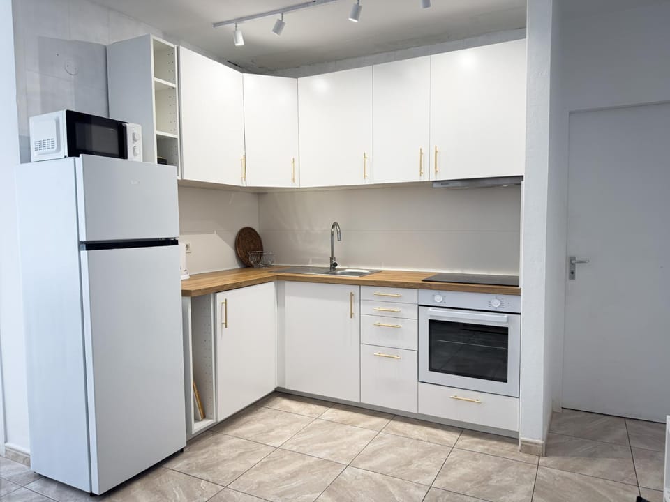 Coffee/tea facilities, Kitchen or kitchenette, microwave, oven, stove