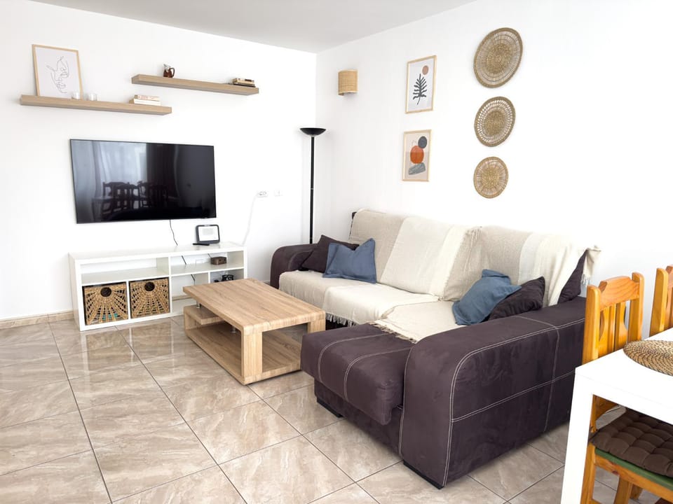 Communal lounge/ TV room, TV and multimedia, Living room, Seating area, Evening entertainment