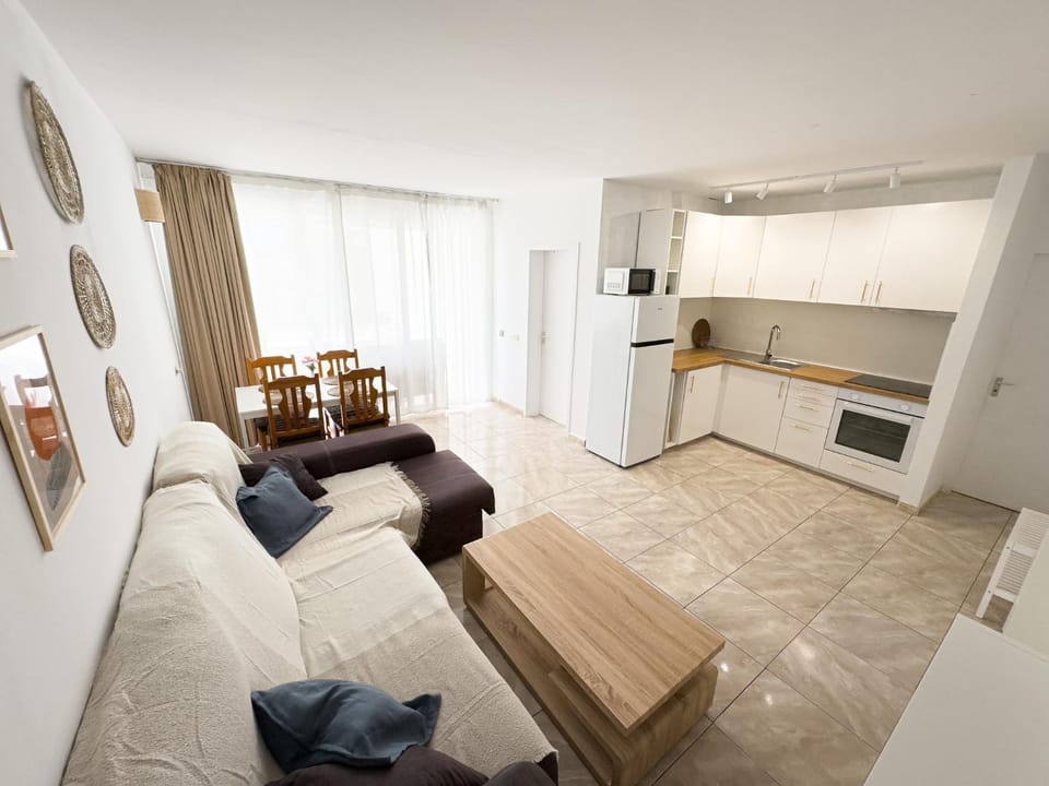 TV and multimedia, Kitchen or kitchenette, Living room, Seating area, Dining area, oven, stove