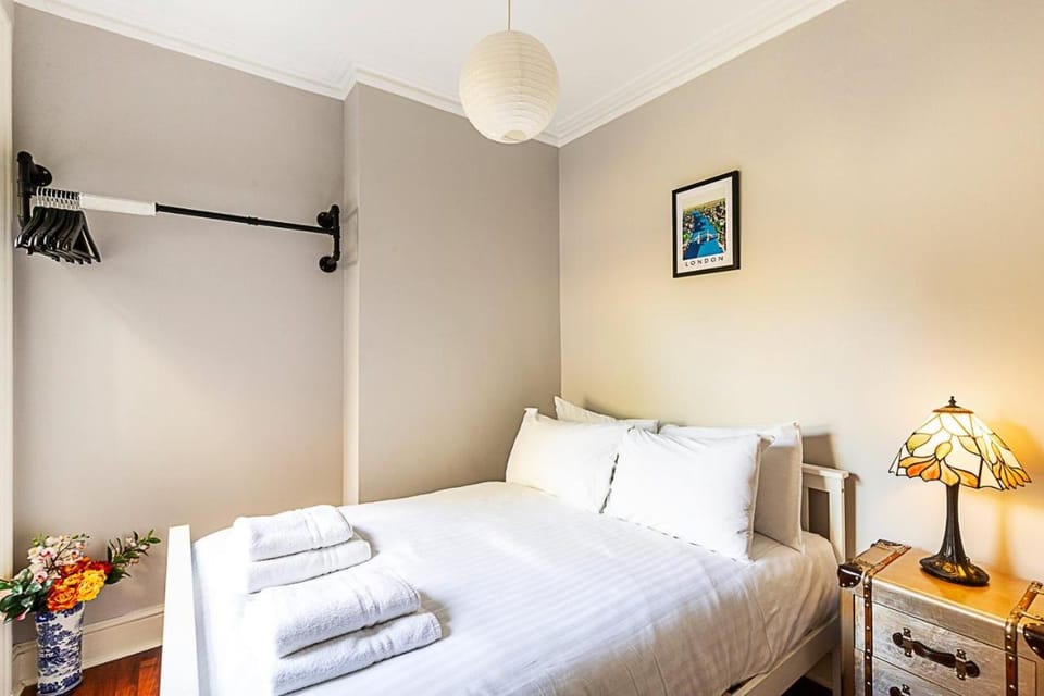 Chic Garden Flat in Leafy Ealing Apartment in London Borough of Ealing