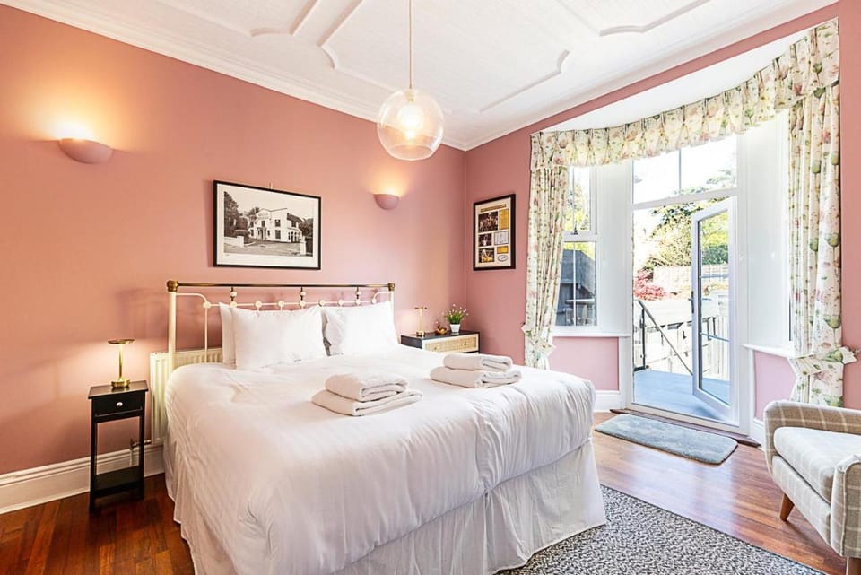 Chic Garden Flat in Leafy Ealing Apartment in London Borough of Ealing