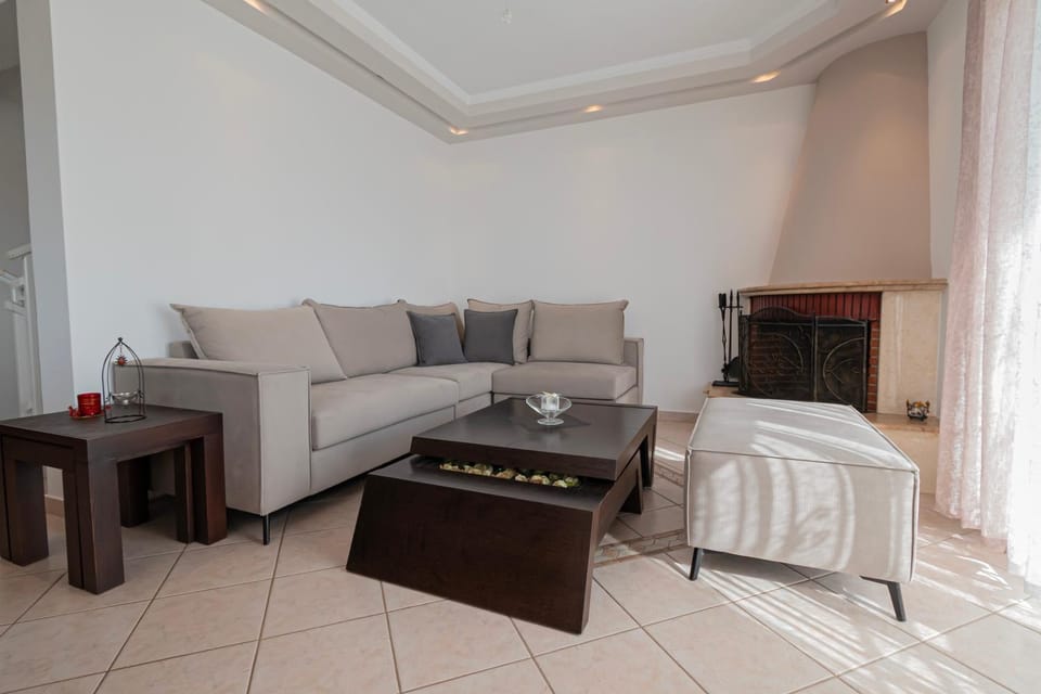 Living room, Photo of the whole room, Seating area, fireplace