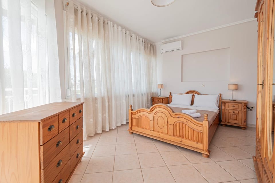 Bed, Photo of the whole room, Bedroom, wardrobe, air conditioner