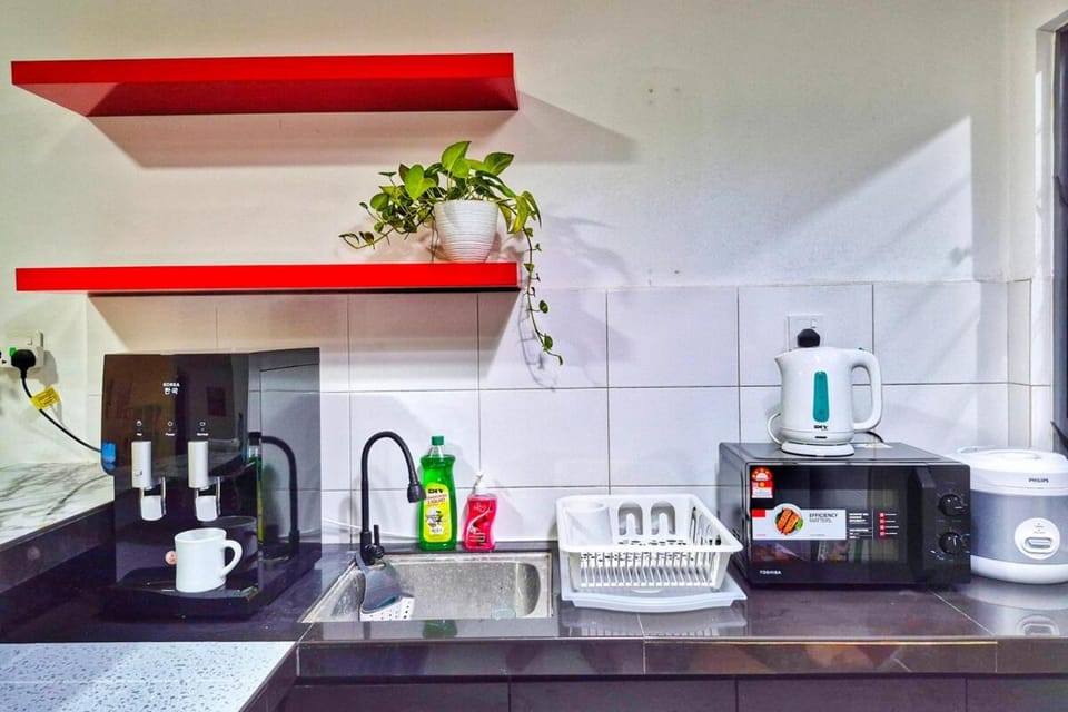 R1 Cozy Setiawalk Apt near LRT Apartment in Subang Jaya