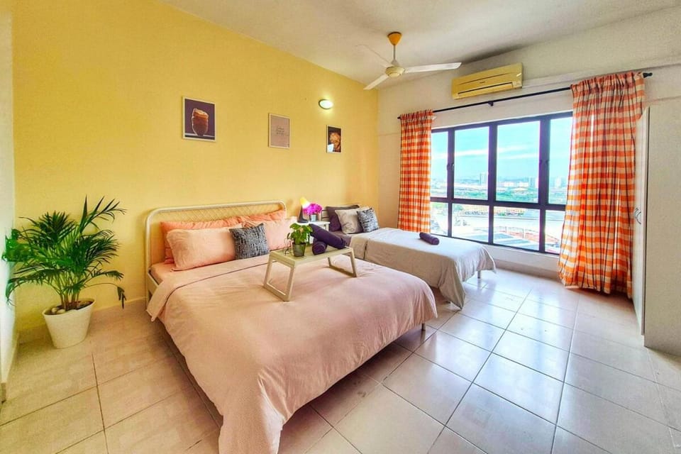 R1 Cozy Setiawalk Apt near LRT Apartment in Subang Jaya