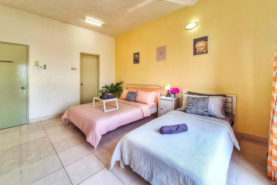 R1 Cozy Setiawalk Apt near LRT Apartment in Subang Jaya
