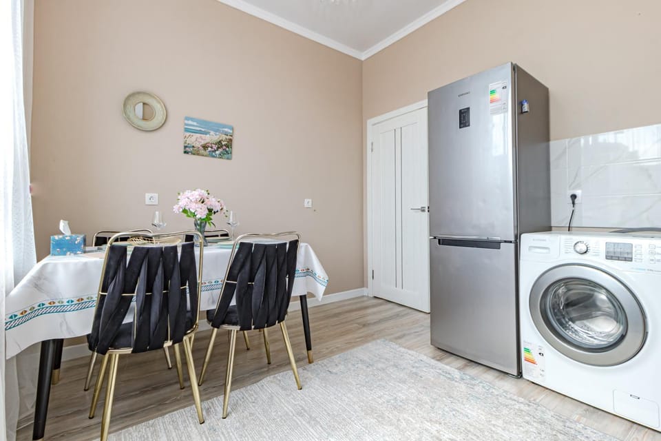 Kitchen or kitchenette, Dining area, minibar, washing machine