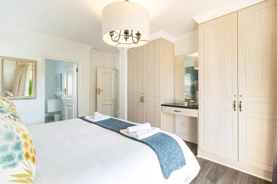 Photo of the whole room, Bedroom, wardrobe